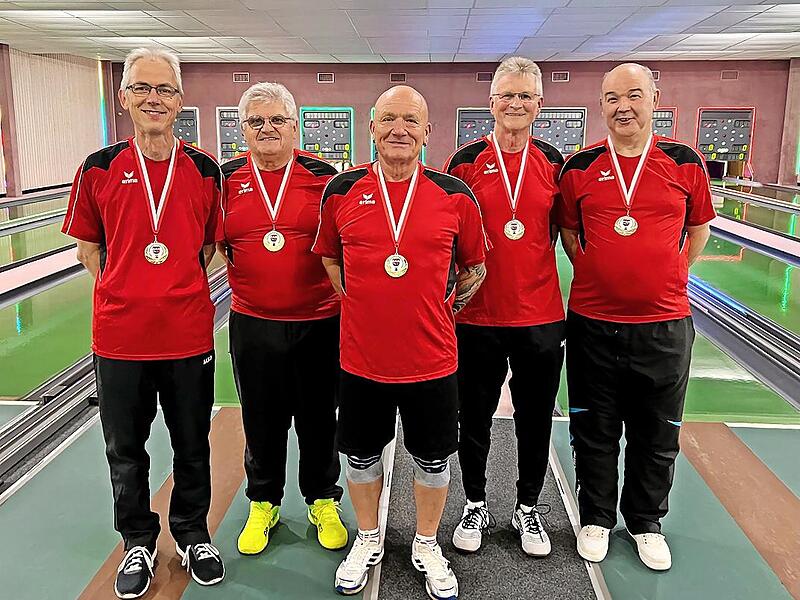 Die erfolgreiche Mannschaft Sen B (Ü 60) des SKV Bad Kissingen e.V. (von links): Martin Mühleck, Dietmar Schmitt, Uwe Simmroth, Edwin Karch und Georg Ziegler. Die erfolgreiche Mannschaft Sen B (Ü 60) des SKV Bad Kissingen e.V. (von links): Martin Mühleck, Dietmar Schmitt, Uwe Simmroth, Edwin Karch und Georg Ziegler.