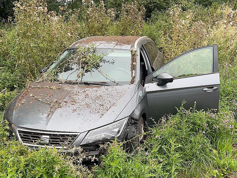 Autounfall auf B85: Auto springt über Erdhügel, Fahrerin schwer verletzt Autounfall auf B85: Auto springt über Erdhügel, Fahrerin schwer verletzt