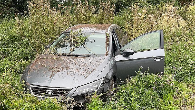 Autounfall auf B85: Auto springt über Erdhügel, Fahrerin schwer verletzt Autounfall auf B85: Auto springt über Erdhügel, Fahrerin schwer verletzt