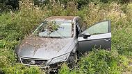 Autounfall auf B85: Auto springt über Erdhügel, Fahrerin schwer verletzt Autounfall auf B85: Auto springt über Erdhügel, Fahrerin schwer verletzt