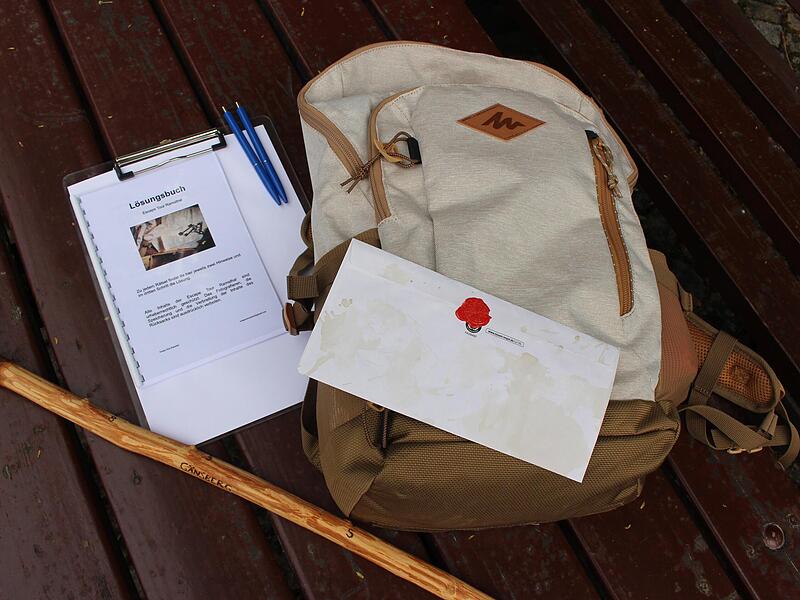 Rucksack, Brief, Wanderstock: All das spielt eine Rolle bei der Suche nach dem Wein.