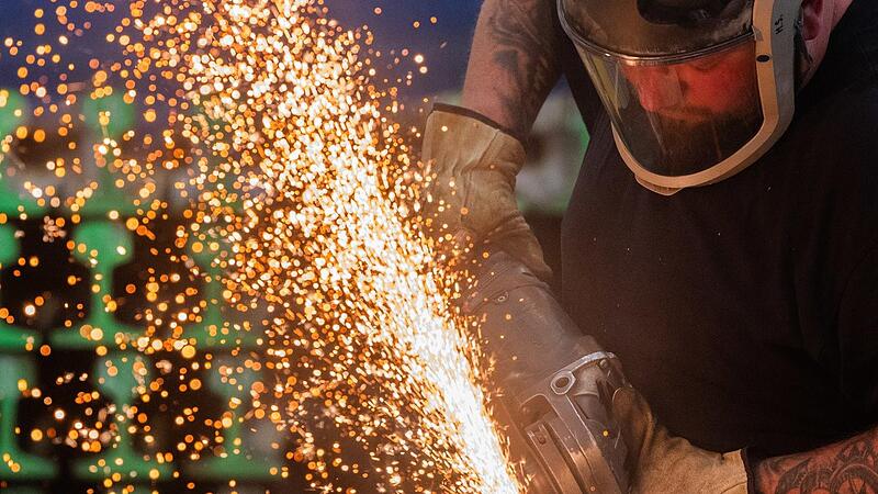 Ein Arbeiter bearbeitet im Werk Oberbaustoffe der Deutschen Bahn in Witten eine Weichenzunge mit einem Winkelschleifer. Ein Arbeiter bearbeitet im Werk Oberbaustoffe der Deutschen Bahn in Witten eine Weichenzunge mit einem Winkelschleifer.