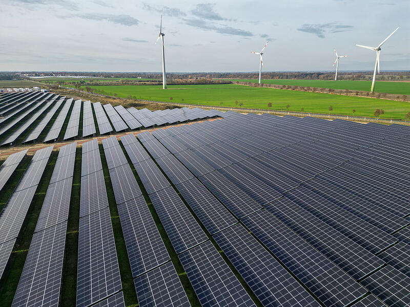 Windr&auml;der hinter Solarpark