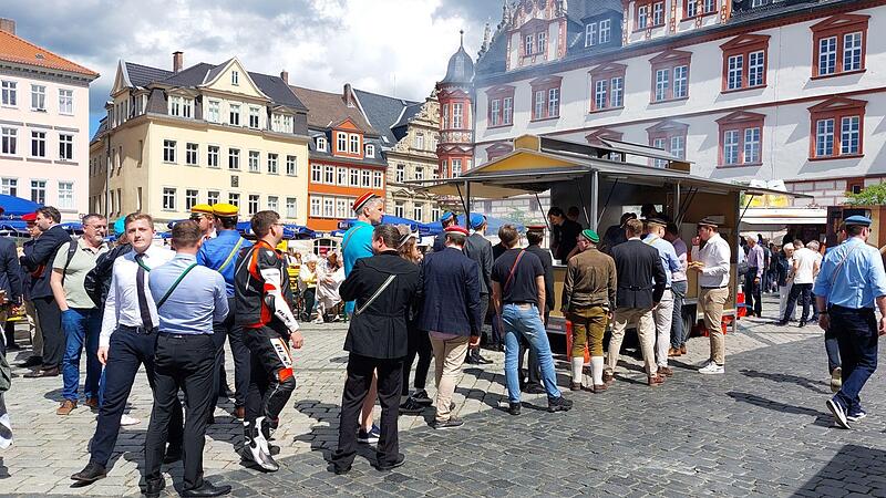 Schlange am einzig verbliebenen Bratwurststand. Schlange am einzig verbliebenen Bratwurststand.