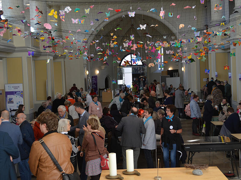 Ein Himmel voller Schmetterlinge bei der Vesperkirche in St. Moriz.