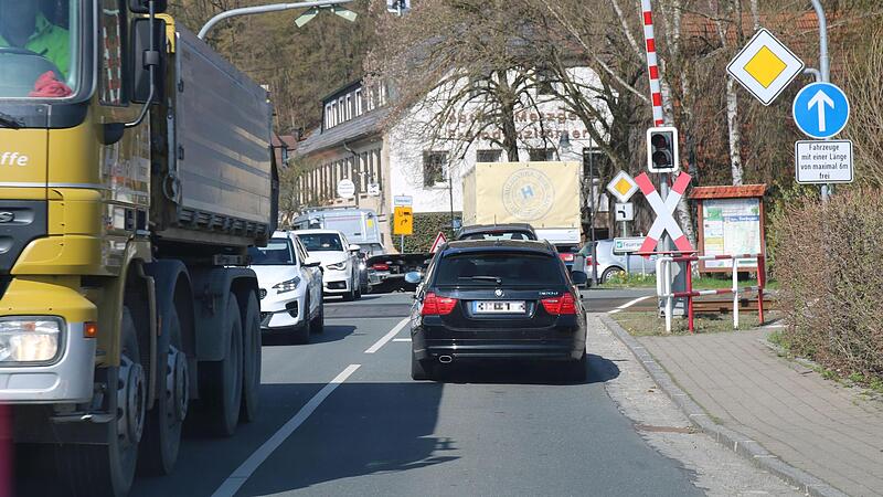 Vor den Schranken der Bahnübergänge staut sich in Trebgast viele Male  am Tag der Verkehr.