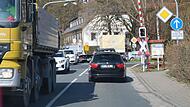 Vor den Schranken der Bahnübergänge staut sich in Trebgast viele Male  am Tag der Verkehr.