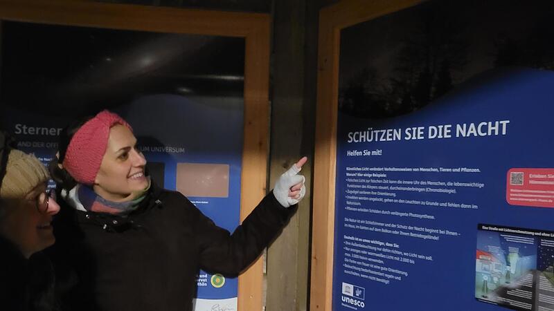 Sternenparkführerin Janina Kessler klärt auf, wie jeder dabei helfen kann, die Lichtverschmutzung zu verringern.