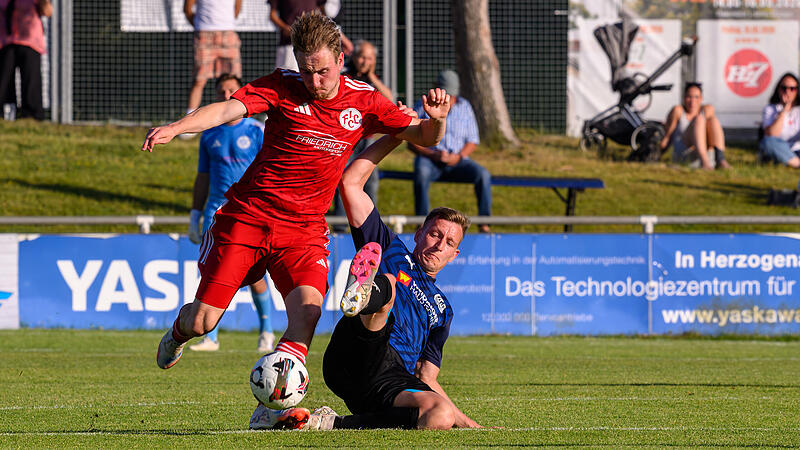 Hier duellieren sich Lichtenfels' Benedikt Usbeck (re.) und Kevin Rockwell. Beide Kontrahenten stehen sich am Samstag im R&uuml;ckspiel wieder gegen&uuml;ber.