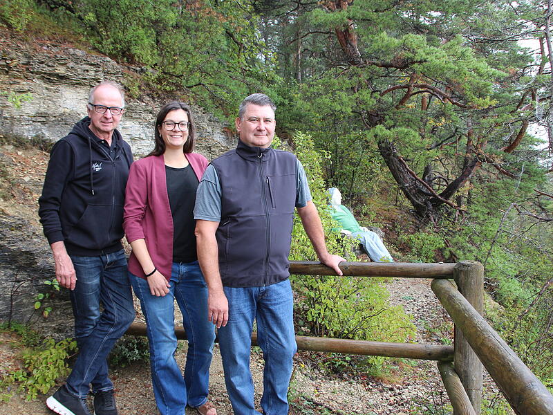 Thomas Müller (Weingut Müller), Theresa Schmid (Tourist-Info) und Marcel Lübbe (Saaletalflieger) stehen vor der restaurierten Figur. Thomas Müller (Weingut Müller), Theresa Schmid (Tourist-Info) und Marcel Lübbe (Saaletalflieger) stehen vor der restaurierten Figur.