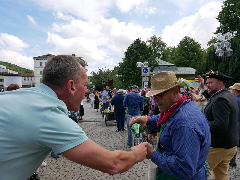 Der Ramsthaler Weinbauverein schenkte Wein an die Besucher aus.