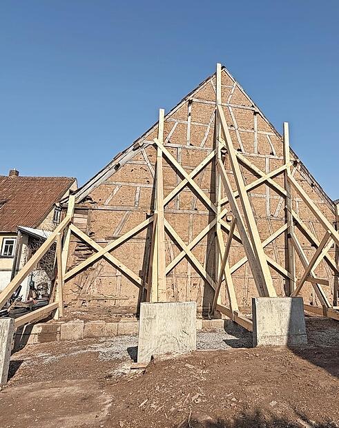 Die gemeindeeigene &bdquo;Simons-Scheune&ldquo; wurde wegen Bauf&auml;lligkeit abgerissen. Dadurch wurde das Nebengeb&auml;ude instabil und musste auf Anraten eines Statikers gesichert werden.