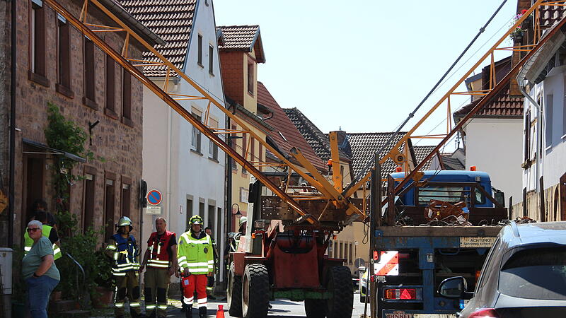 Baukran stürzt in Hammelburg auf Häuser Baukran stürzt in Hammelburg auf Häuser