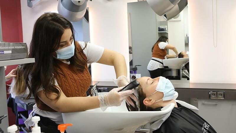 Ungeimpft und ohne negativen Test endet der Friseurbesuch, bevor er angefangen hat. Fehlende Nachweise führen auch in Forchheim häufig zu Streit. Verstöße können Kunden und Betriebe aber teuer zu stehen kommen.Forchheim & Fränkische Schweiz