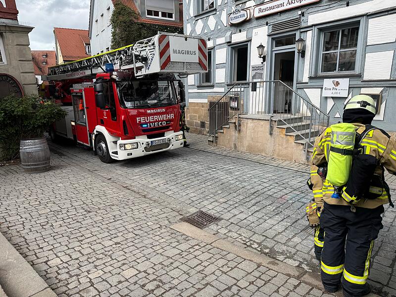 Die Forchheimer Feuerwehr im Einsatz: In der K&uuml;che des Akropolis hatte ein Fettbrand eine Verpuffung ausgel&ouml;st. Eine Person schwebte in Lebensgefahr.