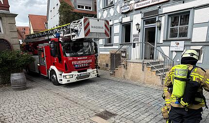 Die Forchheimer Feuerwehr im Einsatz: In der K&uuml;che des Akropolis hatte ein Fettbrand eine Verpuffung ausgel&ouml;st. Eine Person schwebte in Lebensgefahr.