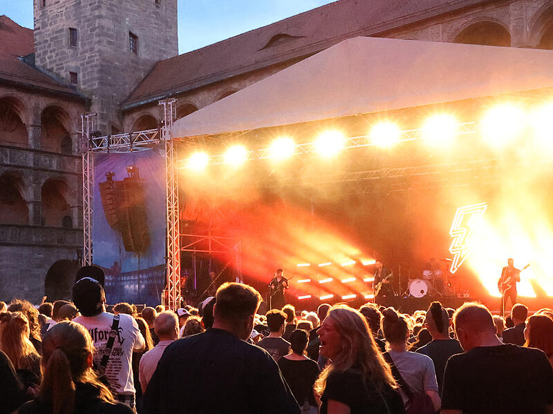 Schweden erobern die Plassenburg: Royal Republic sorgt für einen furiosen Auftakt der Open-Air-Reihe. Schweden erobern die Plassenburg: Royal Republic sorgt für einen furiosen Auftakt der Open-Air-Reihe.
