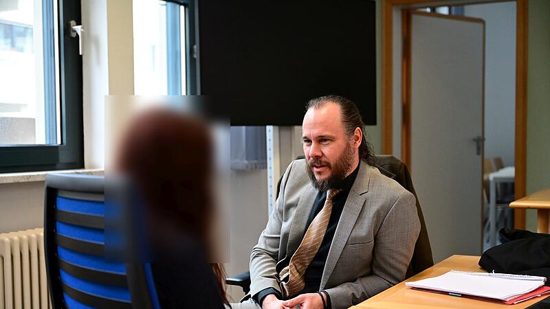 Eine der angeklagten jungen Frauen mit ihrem Strafverteidiger Christian Barthelmes aus Bamberg