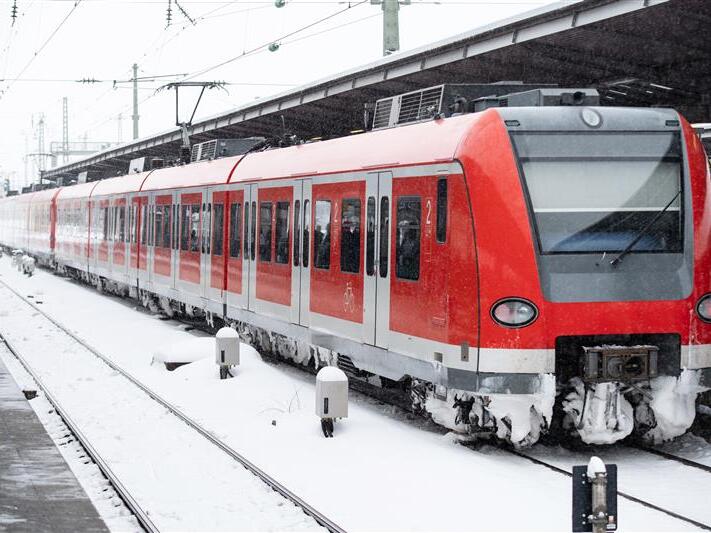 Symbolbild Zug SchneeForchheim & Fränkische Schweiz An der Gräfenbergbahn zwischen Nürnberg und Gräfenberg kommt es immer wieder zu Störungen. Doch die Bahn will daran arbeiten.