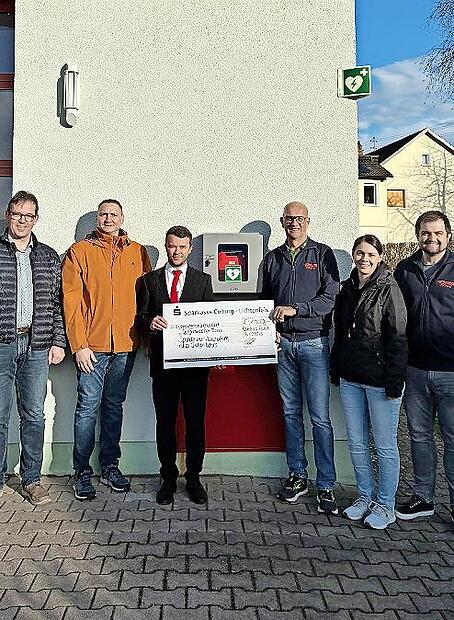 Bei der &Uuml;bergabe der Spende (von links): B&uuml;rgermeister J&uuml;rgen G&auml;belein, J&ouml;rg Michalek, Vorsitzender der Soldatenkameradschaft, Tobias Pfaff von der Sparkasse, Initiator Karl-Heinz Rittmann, Bianca Fischer, Vorsitzende der Blumen- und Gartenfreunde...