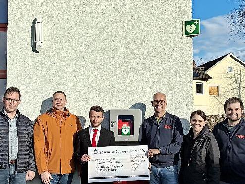 Bei der Übergabe der Spende (von links): Bürgermeister Jürgen Gäbelein, Jörg Michalek, Vorsitzender der Soldatenkameradschaft, Tobias Pfaff von der Sparkasse, Initiator Karl-Heinz Rittmann, Bianca Fischer, Vorsitzende der Blumen- und Gartenfreunde... Bei der Übergabe der Spende (von links): Bürgermeister Jürgen Gäbelein, Jörg Michalek, Vorsitzender der Soldatenkameradschaft, Tobias Pfaff von der Sparkasse, Initiator Karl-Heinz Rittmann, Bianca Fischer, Vorsitzende der Blumen- und Gartenfreunde...