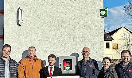 Bei der Übergabe der Spende (von links): Bürgermeister Jürgen Gäbelein, Jörg Michalek, Vorsitzender der Soldatenkameradschaft, Tobias Pfaff von der Sparkasse, Initiator Karl-Heinz Rittmann, Bianca Fischer, Vorsitzende der Blumen- und Gartenfreunde... Bei der Übergabe der Spende (von links): Bürgermeister Jürgen Gäbelein, Jörg Michalek, Vorsitzender der Soldatenkameradschaft, Tobias Pfaff von der Sparkasse, Initiator Karl-Heinz Rittmann, Bianca Fischer, Vorsitzende der Blumen- und Gartenfreunde...