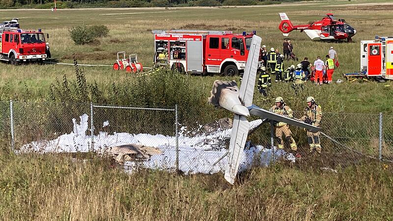 Am Sonntagmittag (17.09.2023) stürzte auf einem Bamberger Flugplatz ein Flugzeug ab. Die Maschine zerbrach in zwei Teile und stand in Flammen.