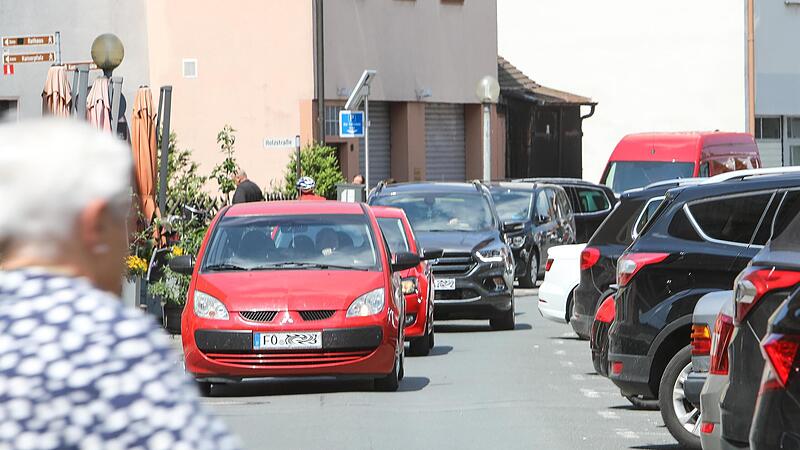 In der Hornschuchallee herrschen die Autos &ndash; statt flanierender Passanten. Dies wird sich auch so schnell wohl nicht &auml;ndern.Forchheim & Fr&auml;nkische Schweiz