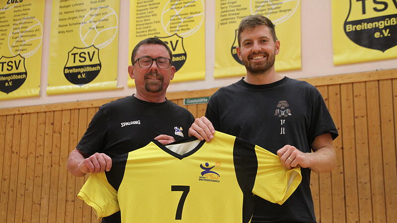 Back nach Güßbach: Der Sportliche Leiter des TSV, Timo Fuchs, hieß Neuzugang Sven Lorber mit seiner Lieblingsnummer 7 bei seinem Ex-Verein willkommen.