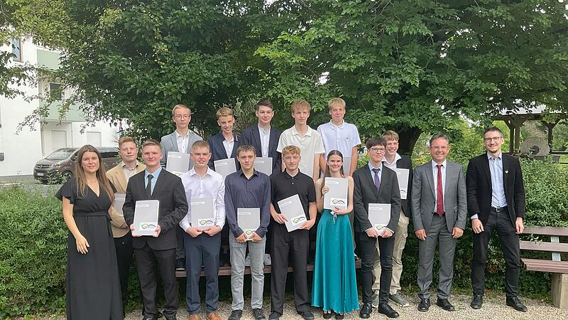 Die Staatliche Realschule Bad Br&uuml;ckenau verabschiedete ihre Zehntkl&auml;ssler mit viel Optimismus. Das Bild zeigt die Klasse 10a.