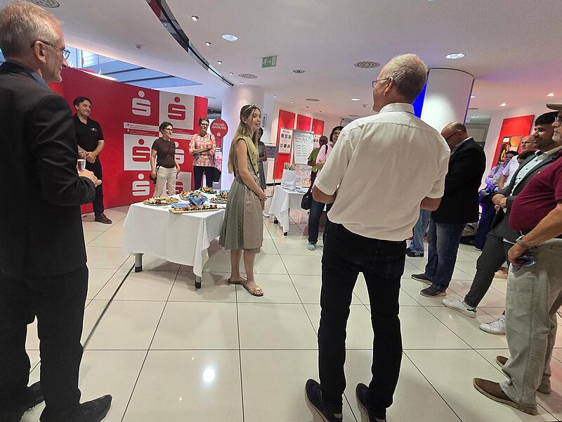 Karpfenkönigin Antonia I. begrüßt die Gäste in der Filiale der Sparkasse in Höchstadt. Karpfenkönigin Antonia I. begrüßt die Gäste in der Filiale der Sparkasse in Höchstadt.