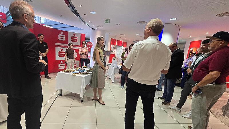 Karpfenkönigin Antonia I. begrüßt die Gäste in der Filiale der Sparkasse in Höchstadt. Karpfenkönigin Antonia I. begrüßt die Gäste in der Filiale der Sparkasse in Höchstadt.