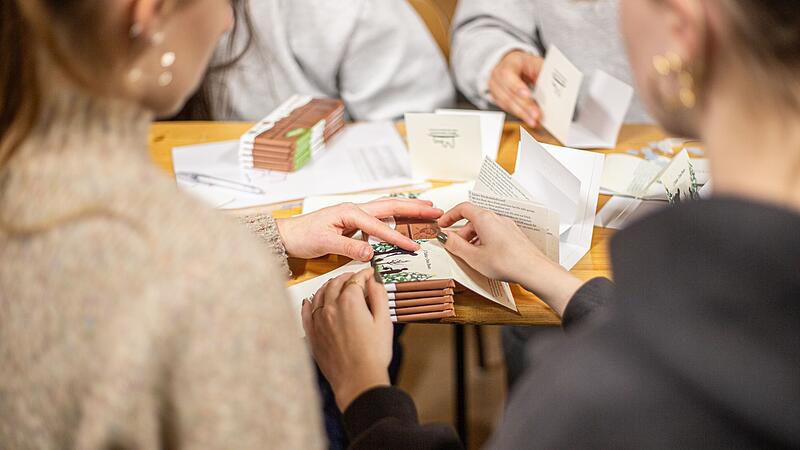 Mit einer eigens entworfenen Banderole wurde die Schokoladen geb&uuml;ndelt.