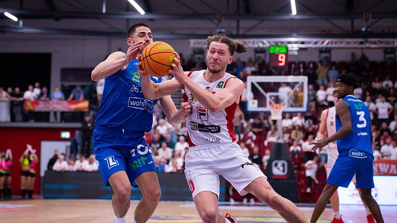 Der Ex-Bamberger Joanic Gr&uuml;ttner Bacoul (r.), hier im Duell mit dem Karlsruher Lorenzo Cugini, f&uuml;hrt das Team der Artland Dragons als Kapit&auml;n an.