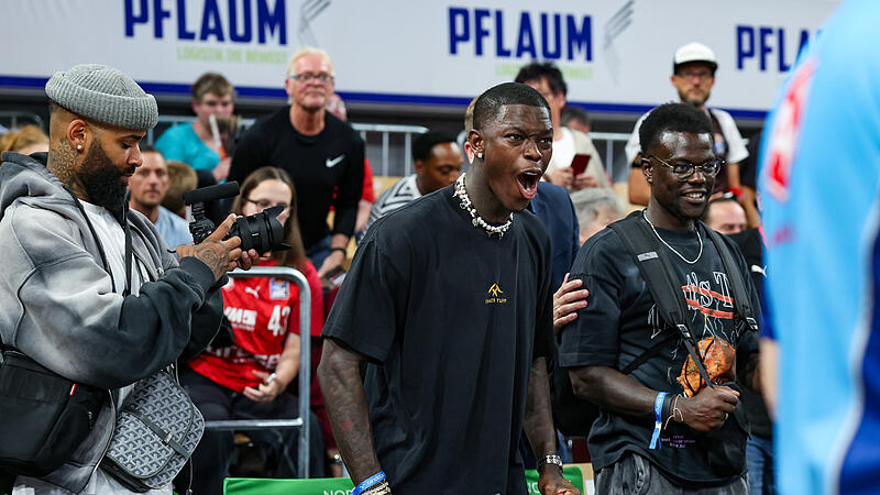 Dennis Schr&ouml;der(Mitte)  jubelt &uuml;ber den Sieg seiner Braunschweiger in Bamberg.