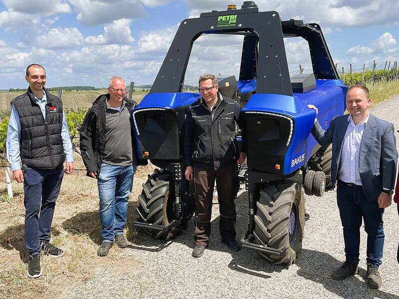 Seite an Seite mit dem Roboter (von links): Fabian Petri, Thorsten Wischer, Tobias Wischer, Hubert Mierzwinski und Christin Glaser.
