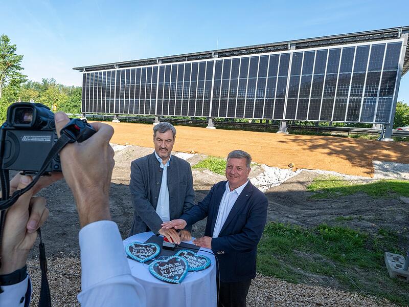 Söder bei Inbetriebnahme einer PV-Überdachung