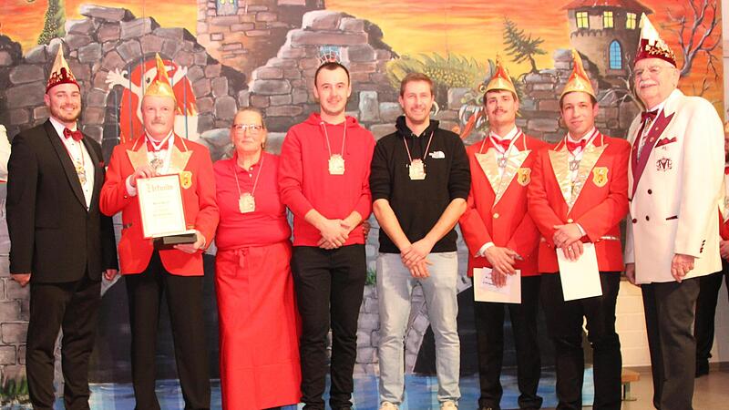 FVF-Beirat Felix Zirkelbach (l.) kam mit Orden zur Prunksitzung, darunter der „Till von Franken“, den Martin Kaiser (2. v. l.) für sein Engagement erhielt. Verdienst- und Verbandsorden nahmen Petra Schmitt, Daniel Hagemann, Marius Fischer sowie Jo...