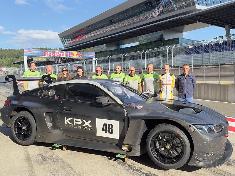 Christopher Haase (2. v. r.) bestritt zusammen dem Niederländer Peter Kox für den neuen Kulmbacher Rennstall KPX Motorsport die erste Testfahrt des BMW M4 GT3 Evo.