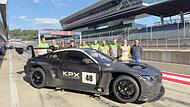 Christopher Haase (2. v. r.) bestritt zusammen dem Niederländer Peter Kox für den neuen Kulmbacher Rennstall KPX Motorsport die erste Testfahrt des BMW M4 GT3 Evo.