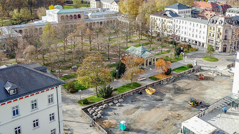 Auf entscheidende Weichenstellungen für einen Hotelneubau auf der Baulücke am Kurpark setzt die Stadtverwaltung in den kommenden Monaten. Auf entscheidende Weichenstellungen für einen Hotelneubau auf der Baulücke am Kurpark setzt die Stadtverwaltung in den kommenden Monaten.