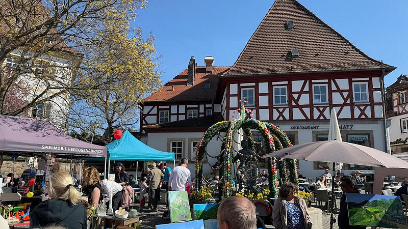Der reich geschmückte Marktplatz: ein Eldorado für Ostereinkäufe. Der reich geschmückte Marktplatz: ein Eldorado für Ostereinkäufe.