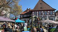 Der reich geschmückte Marktplatz: ein Eldorado für Ostereinkäufe.