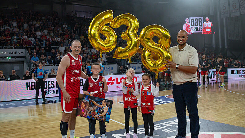 638 Spiele: Karsten Tadda (links) kurz vor dem Spiel mit seinem Sohn Luis, seinen beiden Nichten und dem bisherigen Rekordspieler Alex King.