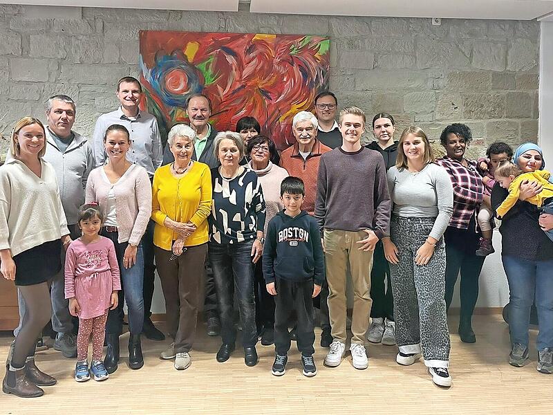 Vordere Reihe (v.l.): Jennifer Nüsslein (MGH), Sophia Kram (Landratsamt), Hedi Kraft und Isolde Schuck (Seniorenunion), Heinrich Ritter (JU), Julia Sterling (MGH); hintere Reihe: Zweiter v. l. Marcus Fröhlich (Geschäftsführer Landratsamt), Dritter...