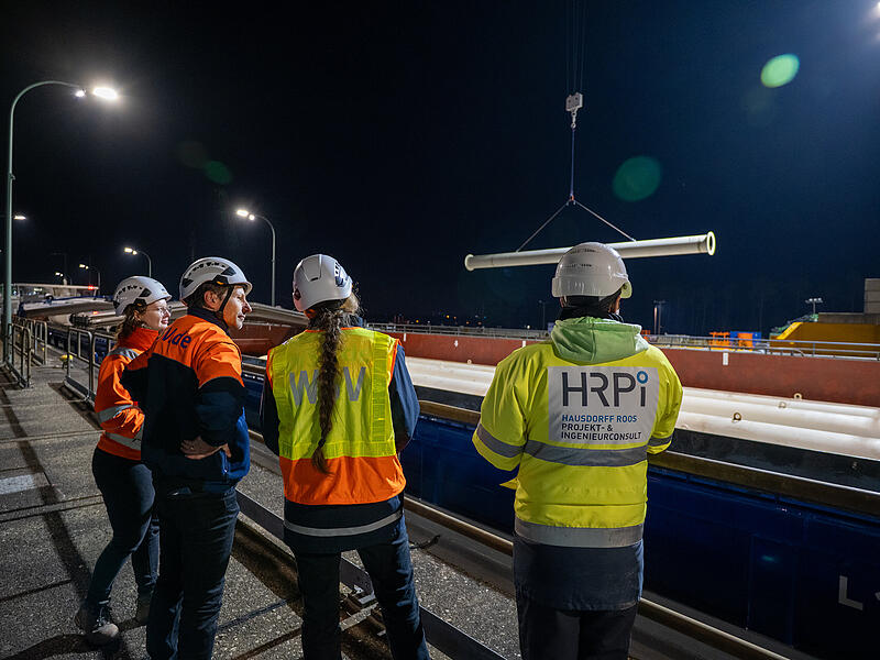 Steifenanlieferung an der Baustelle der Schleuse in KriegenbrunnSchleuse Kriegenbrunn