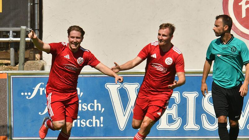Jubel bei den Lichtenfelsern, nachdem Maximilian Kling (links) das Spiel noch gedreht hat.