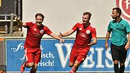 Jubel bei den Lichtenfelsern, nachdem Maximilian Kling (links) das Spiel noch gedreht hat.