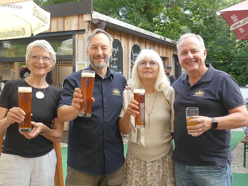 Aufsichtsratsvorsitzende Monika Fath Kelling, Oliver Jüsten, Angelika Haupt-Paliwal und Bernd Zehentbauer (von links) bei der Präsentation der neuen Biere in der Thalermühle in Erlangen. Aufsichtsratsvorsitzende Monika Fath Kelling, Oliver Jüsten, Angelika Haupt-Paliwal und Bernd Zehentbauer (von links) bei der Präsentation der neuen Biere in der Thalermühle in Erlangen.