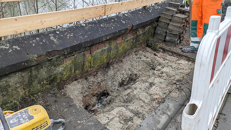 Offenbar hat der Fluss einen Teil des Gehsteigs unterspült. Das Loch ist inzwischen abgesperrt.